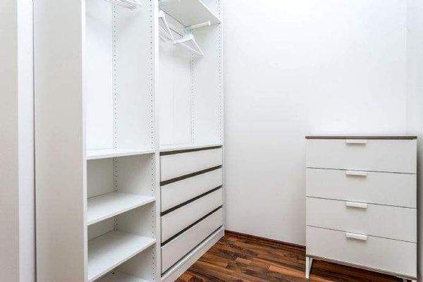 Geräumiger Kleiderschrank und Kommode