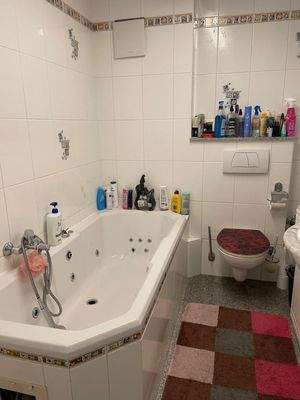 Badezimmer mit Badewanne.jpg