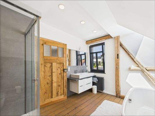 Blick ins Badezimmer mit freistehender Badewanne!