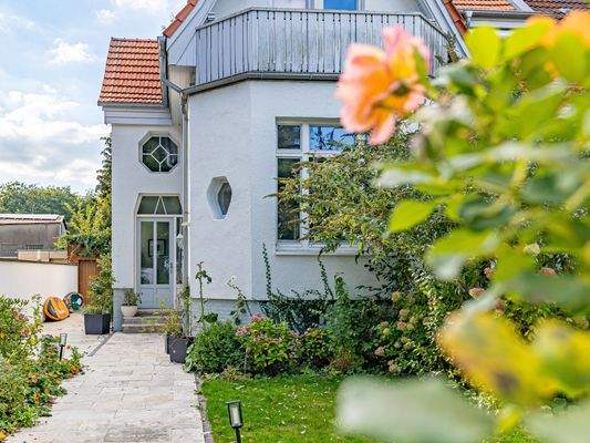 16. Der Vordergarten - Sonne oder Schatten den gesamten Tag um das Haus herum..jpg