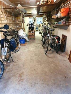 Große Kellergarage für 2 PKW etc.