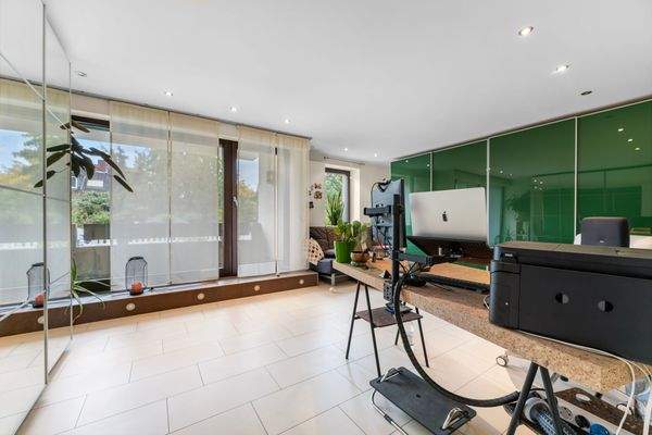 Arbeitszimmer mit Gartenblick