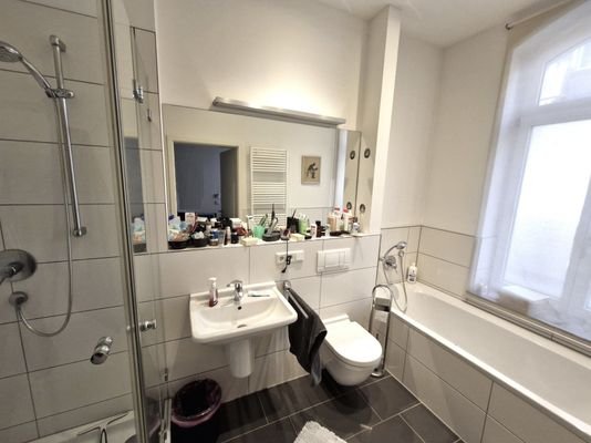 modernes Tageslichtbad mit Wanne und Dusche