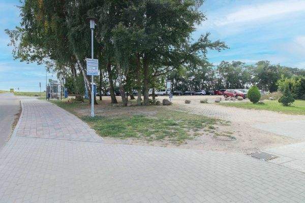 Parkplatz und Bushaltestelle