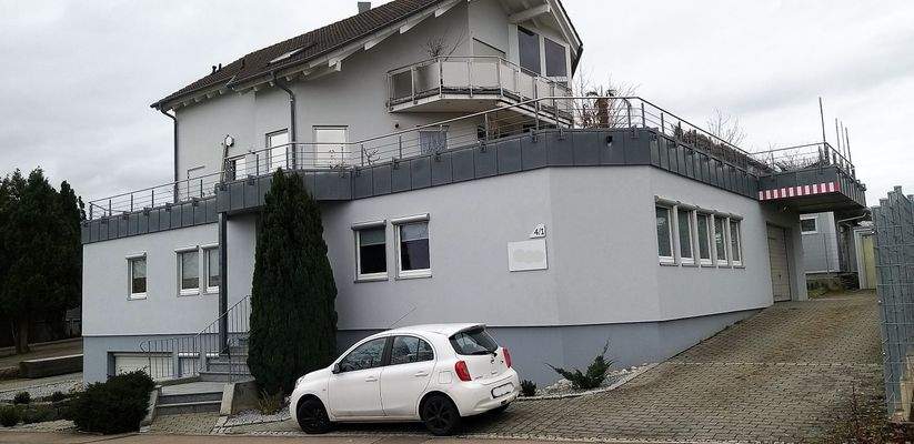 Gebäudevorder- u. -seitenansicht