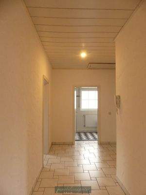 Flur mit Blick ins Badezimmer