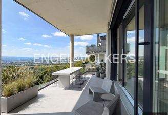 Überdachter Balkon Wohnbeispiel
