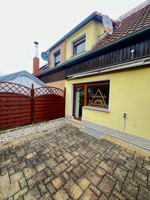 Terrasse mit Zugang vom Wohnzimmer aus