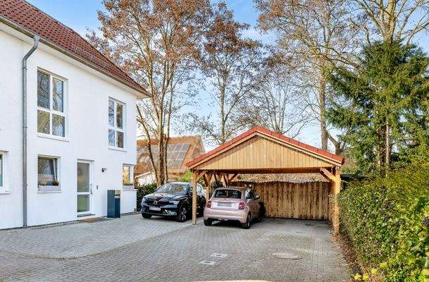 Vorderansicht mit Carport