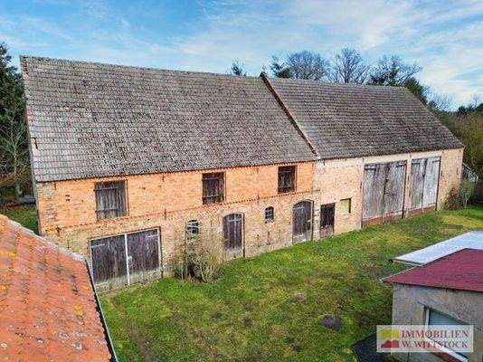 Stall- Scheunengebäude links