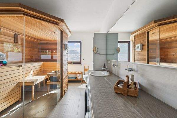 Bad mit Sauna im Obergeschoss