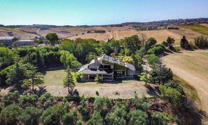 Elegante Villa mit Meerblick in der bezaubernden Hügellandschaft der Marken