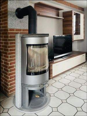 Wohlfühlambiente: Wohnzimmer mit Kamin im Obergeschoss