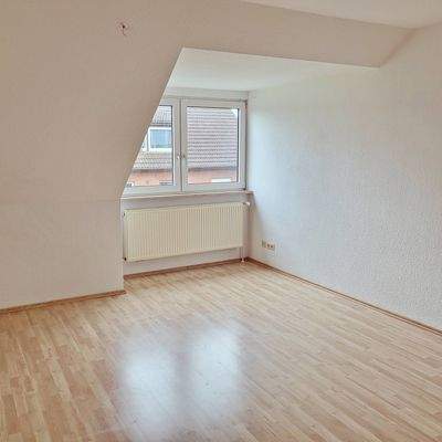 Wohnzimmer mit Dachschräge