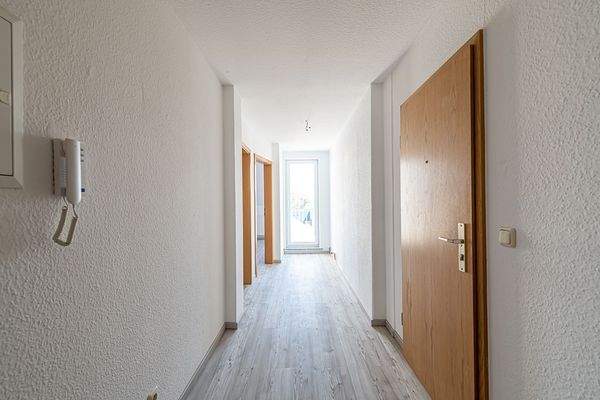 Flur mit Zugang zum Balkon