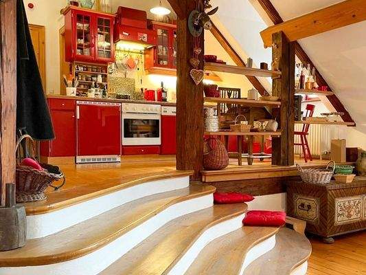 9_Innentreppe mit Küche