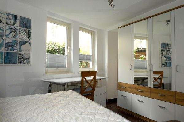 Schlafzimmer mit Schreibtisch