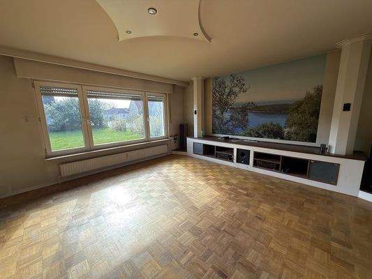 Helles Wohnzimmer mit Parkettboden