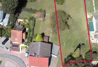 Grundstück rot umrandet