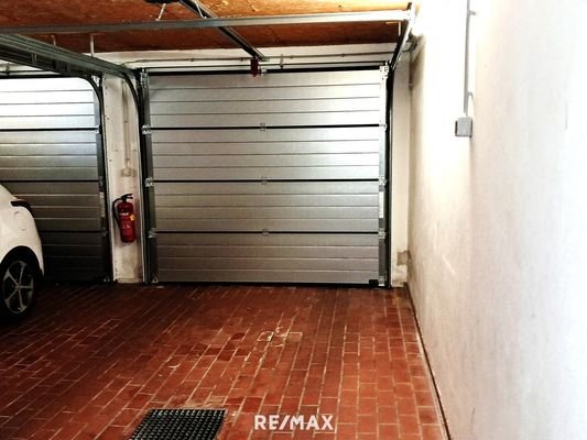 Garage - elektrisches Tor mit Fernbedienung