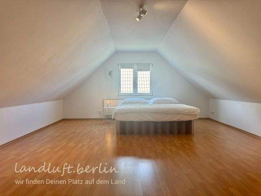 Schlafzimmer im Dachgeschoss, Blick Richtung Weste