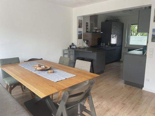 Essbereich mit Blick zur Küche