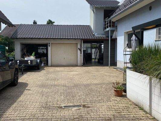 Hof und Doppelgarage