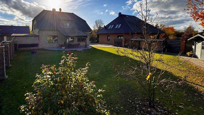 Blick vom Garten auf das Haus