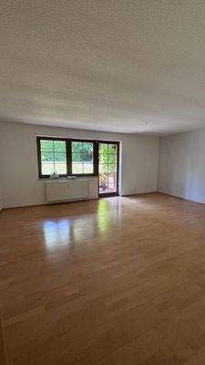 Wohnzimmer mit Balkon 