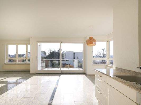 Lichtdurchfluteter Wohnbereich mit offener Küche