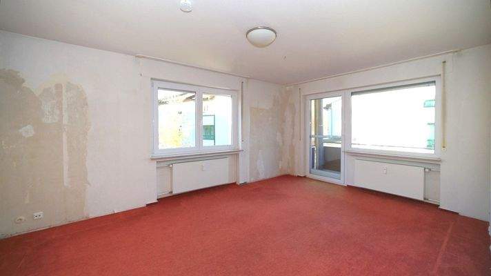 Wohnzimmer mit Balkonzugang