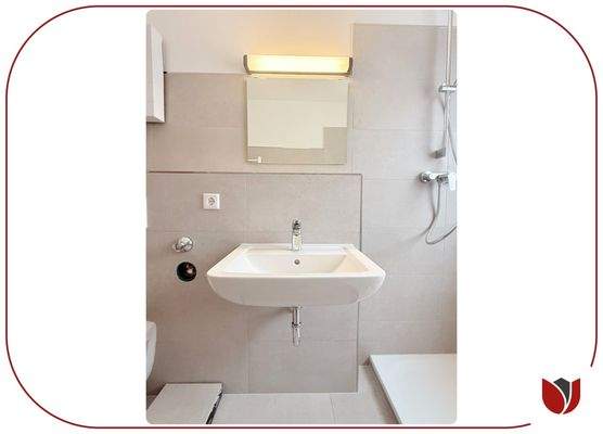 Saniert: Modernes Duschbad mit Fenster, WC