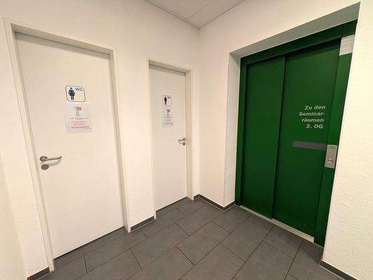 Damen und Herren WC, Fahrstuhl