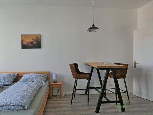 Tisch mit hohen Stühlen