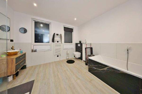 ...Dusche und Badewanne