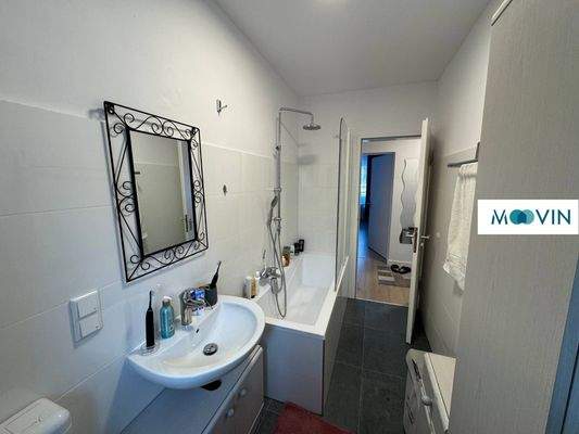 Ansicht II: Wannenbad mit Fenster