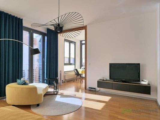 Blick zu Chaiselongue, Küche und TV