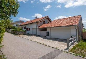 Außenansicht mit Garage