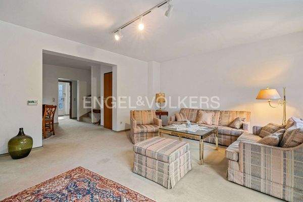 Blick vom Wohnzimmer Richtung Essbereich/Windfang