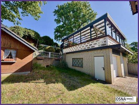 Garten mit seitlicher Garagenansicht