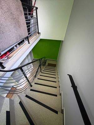 Treppenhaus mit grünem Akzent