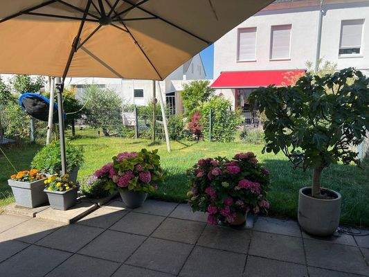 sonniger Garten &  Terrasse