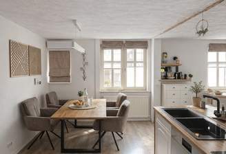 Blick aus Küche in Essbereich