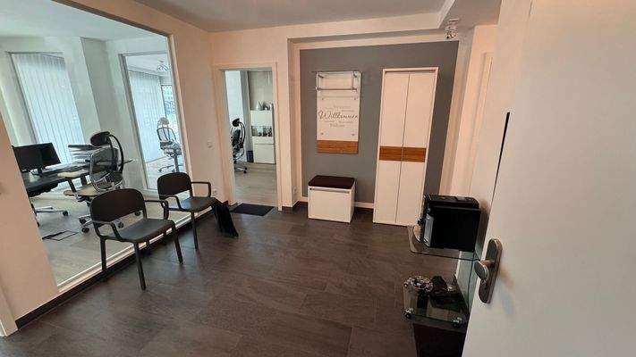 Eingang Empfang breit.jpg