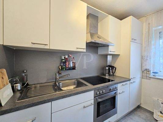 Moderne Küche in der Wohnung im Obergeschoss