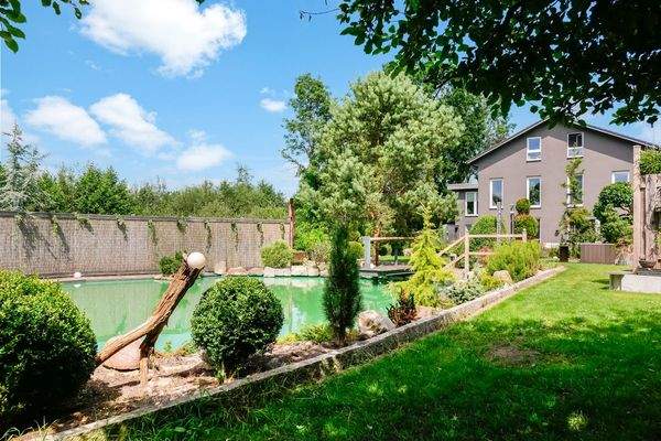 Blick Richtung Pool und Haus