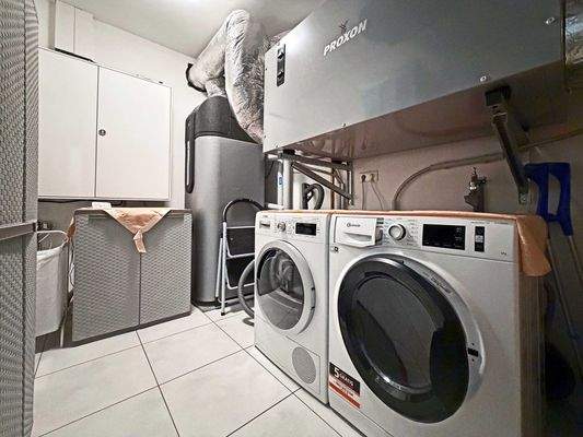 EG Hauswirtschaftsraum: Praktischer Bereich für Waschen, Technik und als Stauraum