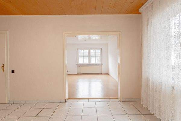 Blick von der Küche ins Wohnzimmer