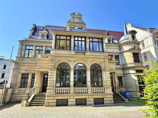 Hinteransicht der Villa mit separaten Eingängen