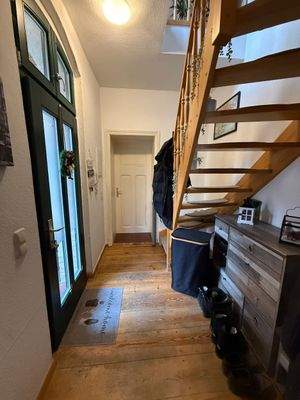 Flur mit Holztreppe